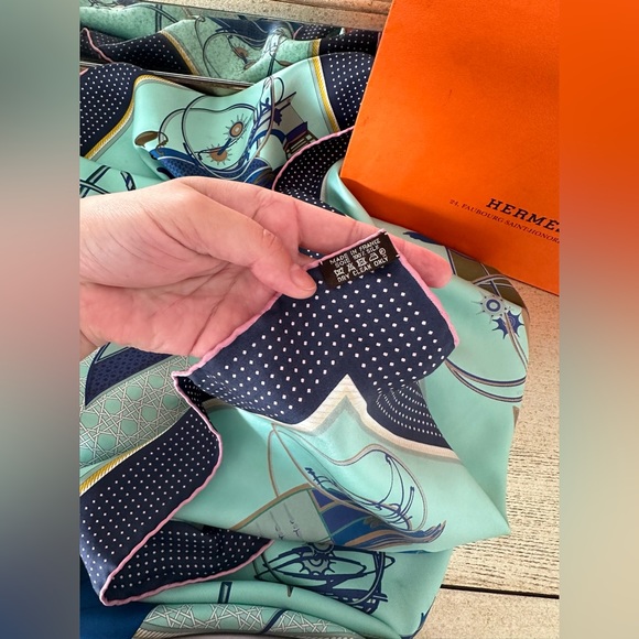 SOLD! Gorgeous Hermes La Perriere 100%Silk Scarf 90x90 Light Blue Colors - Picture 4 of 14